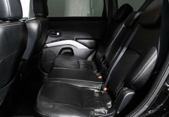 Подержанный автомобиль Mitsubishi Outlander 2012 года (13 фото)