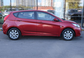 Подержанный автомобиль Hyundai Solaris Hatchback 2012 года (4 фото)