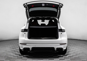 Подержанный автомобиль Porsche Cayenne 2018 года (12 фото)
