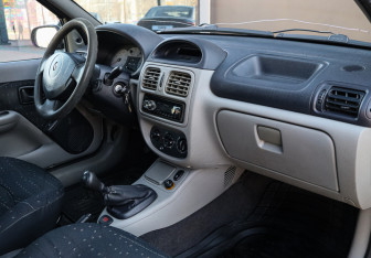 Подержанный автомобиль Renault Symbol 2003 года (7 фото)