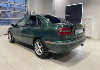Подержанный автомобиль Volvo S40 1999 года (6 фото)