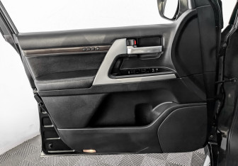 Подержанный автомобиль Toyota Land Cruiser Suv 2019 года (19 фото)