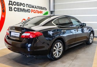 Подержанный автомобиль Infiniti Q70 2014 года (4 фото)