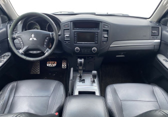 Подержанный автомобиль Mitsubishi Pajero 2010 года (11 фото)