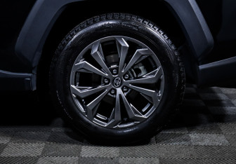 Подержанный автомобиль Toyota RAV4 2024 года (15 фото)