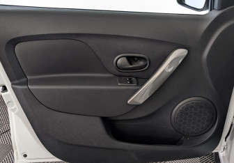 Подержанный автомобиль Renault Logan Sedan 2022 года (19 фото)