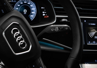 Подержанный автомобиль Audi Q7 2021 года (19 фото)