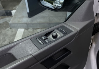 Подержанный автомобиль Volkswagen Transporter Van 2021 года (16 фото)