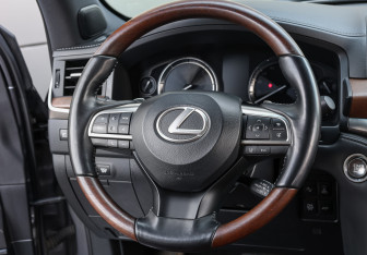 Подержанный автомобиль Lexus LX 2019 года (17 фото)