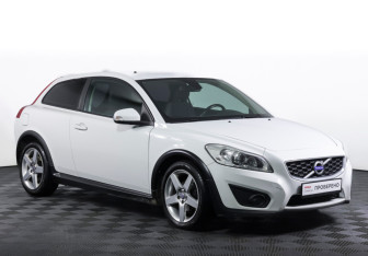Подержанный автомобиль Volvo C30 2011 года (3 фото)
