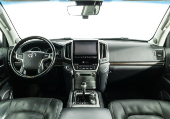 Подержанный автомобиль Toyota Land Cruiser Suv 2015 года (6 фото)