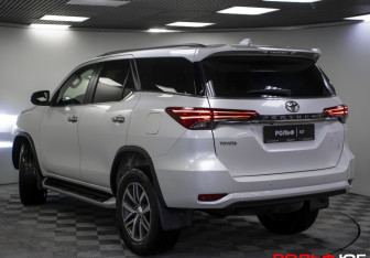 Подержанный автомобиль Toyota Fortuner 2017 года (29 фото)