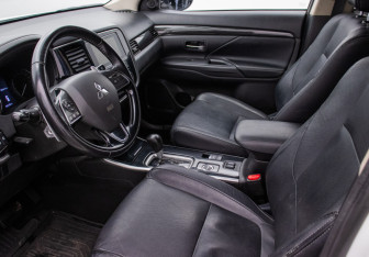 Подержанный автомобиль Mitsubishi Outlander 2018 года (10 фото)