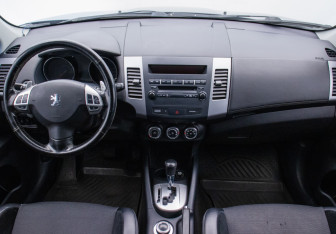 Подержанный автомобиль Peugeot 4007 2011 года (13 фото)