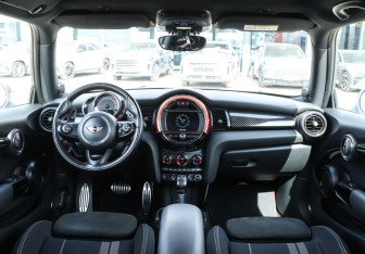 Подержанный автомобиль MINI Hatch 2017 года (12 фото)