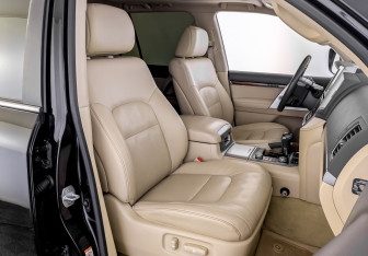 Подержанный автомобиль Toyota Land Cruiser Suv 2016 года (24 фото)