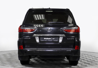 Подержанный автомобиль Lexus LX 2017 года (6 фото)