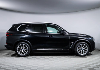 Подержанный автомобиль BMW X5 2023 года (4 фото)
