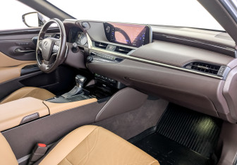 Подержанный автомобиль Lexus ES 2019 года (11 фото)