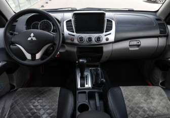 Подержанный автомобиль Mitsubishi L200 2012 года (14 фото)