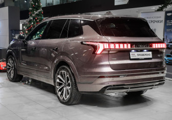 Подержанный автомобиль Lynk&Co 09 2023 года (6 фото)