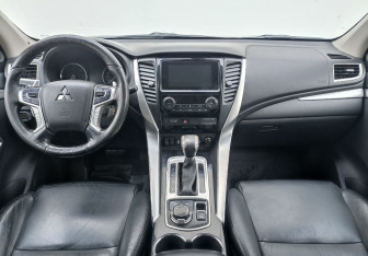 Подержанный автомобиль Mitsubishi Pajero Sport 2017 года (12 фото)