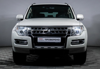 Подержанный автомобиль Mitsubishi Pajero 2015 года (2 фото)