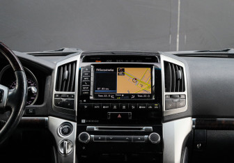 Подержанный автомобиль Toyota Land Cruiser Suv 2012 года (12 фото)