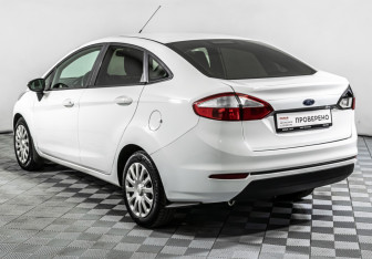 Подержанный автомобиль Ford Fiesta Sedan 2015 года (7 фото)