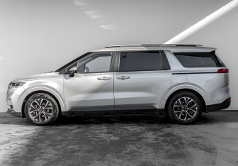 Подержанный автомобиль Kia Carnival 2021 года (8 фото)