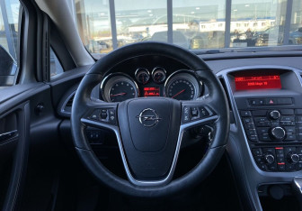 Подержанный автомобиль Opel Astra Hatchback 2014 года (13 фото)