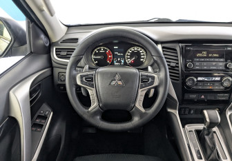 Подержанный автомобиль Mitsubishi Pajero Sport 2018 года (21 фото)