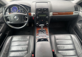 Подержанный автомобиль Volkswagen Touareg 2006 года (10 фото)