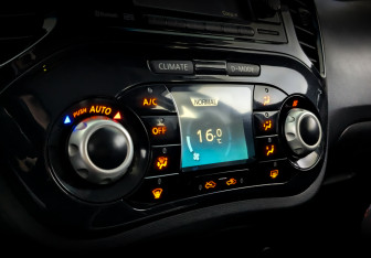 Подержанный автомобиль Nissan Juke 2012 года (25 фото)