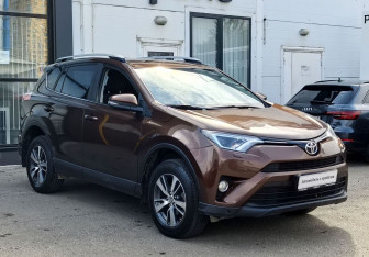 Подержанный автомобиль Toyota RAV4 2017 года (3 фото)
