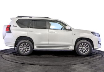 Подержанный автомобиль Toyota Land Cruiser Prado 2021 года (4 фото)
