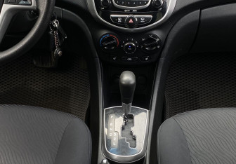 Подержанный автомобиль Hyundai Solaris Sedan 2012 года (12 фото)