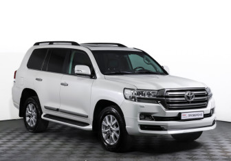 Подержанный автомобиль Toyota Land Cruiser Suv 2015 года (3 фото)
