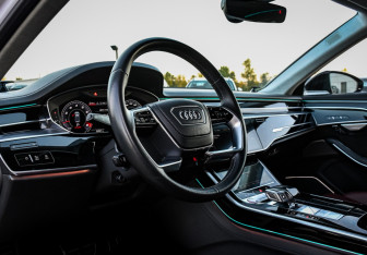 Подержанный автомобиль Audi S8 2020 года (12 фото)