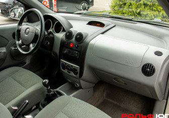 Подержанный автомобиль Chevrolet Aveo Sedan 2005 года (7 фото)