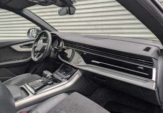 Подержанный автомобиль Audi Q8 2019 года (10 фото)