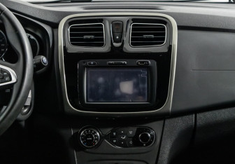 Подержанный автомобиль Renault Sandero 2018 года (8 фото)