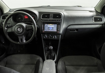 Подержанный автомобиль Volkswagen Polo Sedan 2011 года (12 фото)