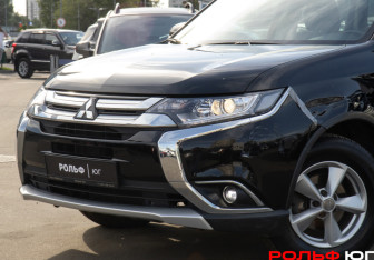Подержанный автомобиль Mitsubishi Outlander 2018 года (21 фото)