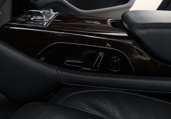 Подержанный автомобиль Audi A8 2015 года (10 фото)