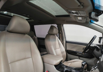 Подержанный автомобиль Kia Carnival 2018 года (10 фото)