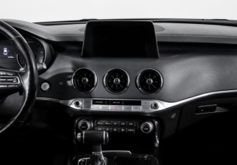 Подержанный автомобиль Kia Stinger 2020 года (13 фото)