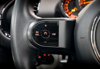 Подержанный автомобиль MINI Clubman Wagon 2021 года (26 фото)