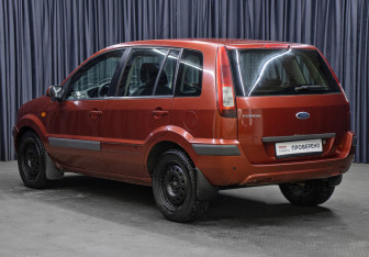 Подержанный автомобиль Ford Fusion 2006 года (7 фото)