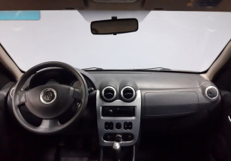 Подержанный автомобиль Renault Sandero 2010 года (17 фото)